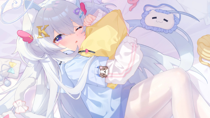 动漫女孩4K电脑壁纸：萌趣睡姿，温馨甜美的梦幻时光