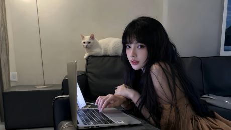 居家氛围感黑发美女与白猫电脑壁纸-美映阁